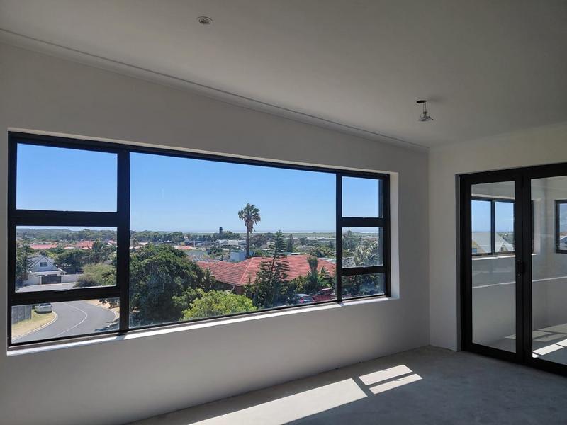 5 Bedroom Property for Sale in Capri Western Cape